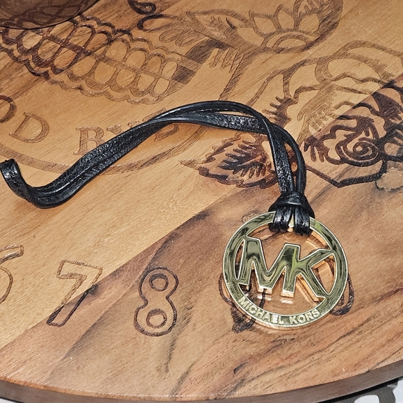 Michael Kors Gold Tone Hang Tag Vintage - Picture 1 of 5